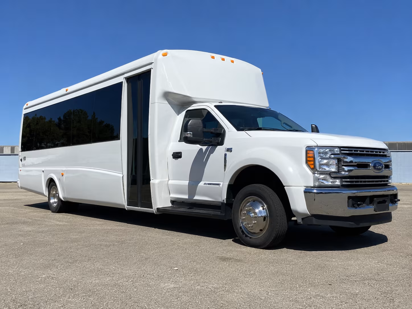 minibus rentals for kissimmee prom groups who want to keep it tight